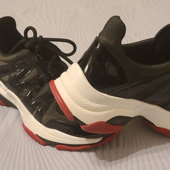 Sneakers - Picture 4 of 7